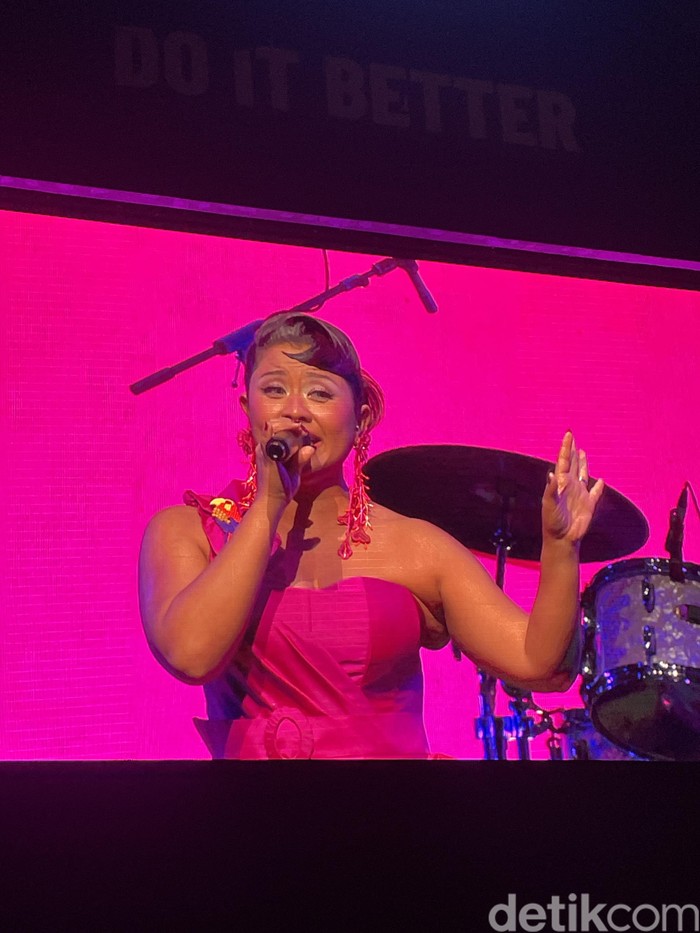 Aksi Once-Monita Tahalea di Panggung Tribut pada Erros Djarot di Java Jazz Festival 2026 yang digelar di NICE PIK 2, Tangerang, pada Sabtu (30/5/2026).