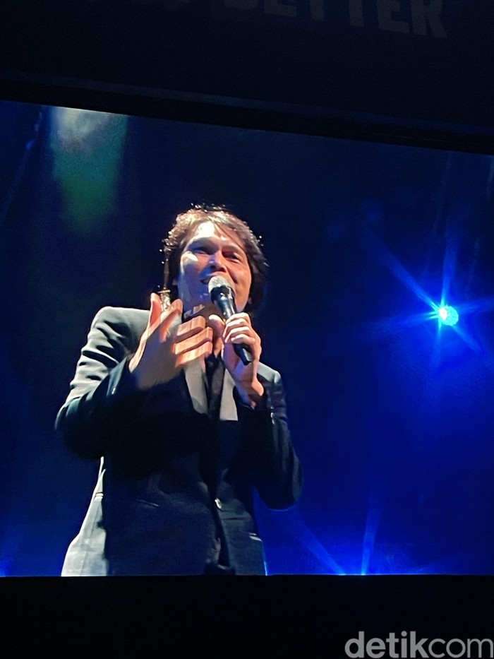 Aksi Once-Monita Tahalea di Panggung Tribut pada Erros Djarot di Java Jazz Festival 2026 yang digelar di NICE PIK 2, Tangerang, pada Sabtu (30/5/2026).