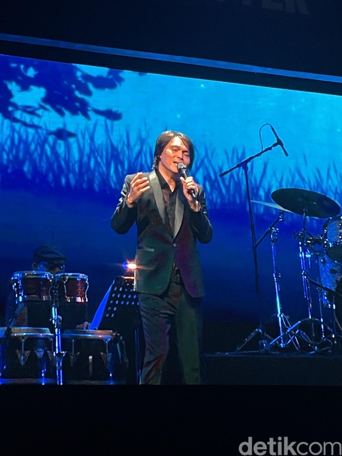 Aksi Once-Monita Tahalea di Panggung Tribut pada Erros Djarot di Java Jazz Festival 2026 yang digelar di NICE PIK 2, Tangerang, pada Sabtu (30/5/2026).