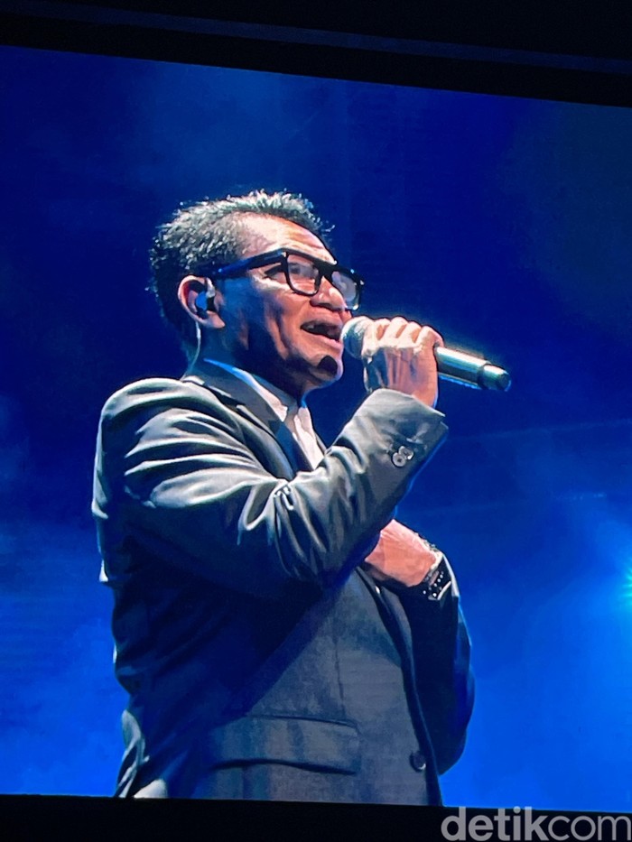Aksi Once-Monita Tahalea di Panggung Tribut pada Erros Djarot di Java Jazz Festival 2026 yang digelar di NICE PIK 2, Tangerang, pada Sabtu (30/5/2026).
