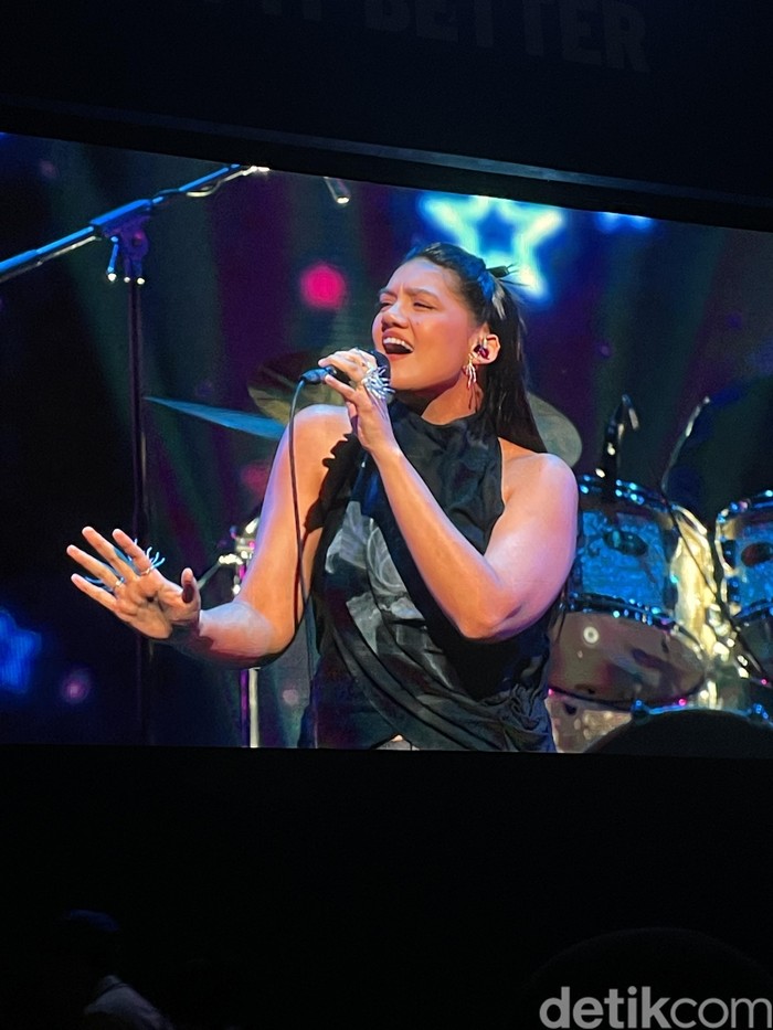 Aksi Once-Monita Tahalea di Panggung Tribut pada Erros Djarot di Java Jazz Festival 2026 yang digelar di NICE PIK 2, Tangerang, pada Sabtu (30/5/2026).