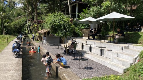 Anak-anak sedang mandi di Belong Coffee, Desa Aan, Kecamatan Banjarangkan, Klungkung, Bali, Minggu (31/5/2026). (Fatih Kudus Jaelani/detikBali)