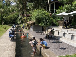 Adem! Ngopi di Pinggir Sawah Klungkung plus Lihat View Gunung Agung