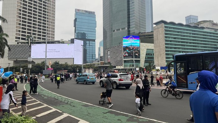 Banyak warga yang berolahraga di Bundaran HI meski Pemprov DKI Jakarta meniadakan CFD untuk peringatan Waisak. (Adhfar/detikcom)