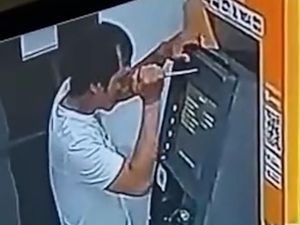 Terekam CCTV! Aksi Pria di Depok Coba Bobol ATM Pakai Obeng