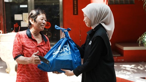 BRI menyalurkan bantuan 1.000 paket sembako untuk umat Buddha saat Hari Raya Waisak Minggu (31/5/2026).