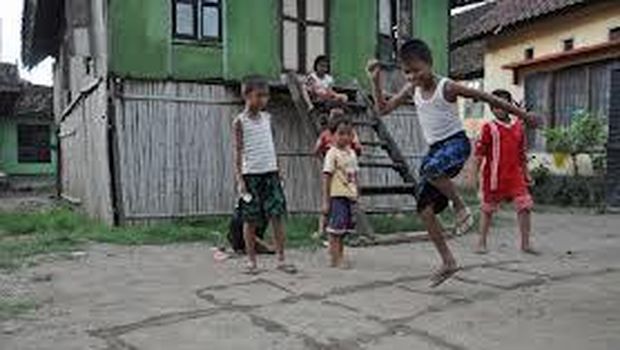 Dengkleng adalah permainan tradisional di Lingkungan Sebok, Kelurahan Dalam, Kecamatan Taliwang, Kabupaten Sumbawa Barat, NTB. (Dok. budaya-indonesia.org)