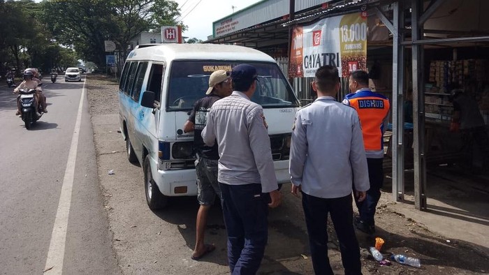 Dishub Kota Sukabumi saat melakukan penertiban sopir colt mini yang viral