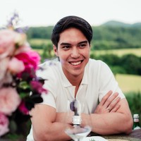 El kenakan polo shirt putih. Rambutnya tampak rapi dengan belahan menyamping. Foto: dok instagram El Rumi dan Syifa Hadju