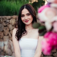 Sementara Syifa memilih gauh putih panjang dengan tali spaghetti. Ia mempermanis penampilannya dengan kalung simpel berwarna rose gold dari merek mewah Cartier. Foto: dok instagram El Rumi dan Syifa Hadju