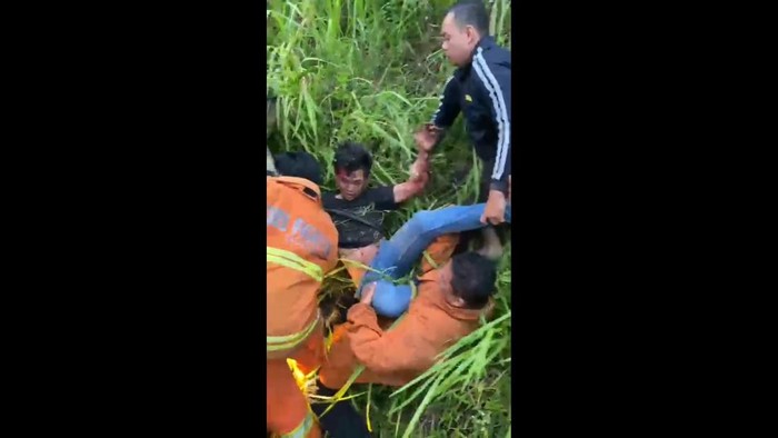 Evakuasi sopir truk yang terjepit kabin dan tebing di Tasikmalaya
