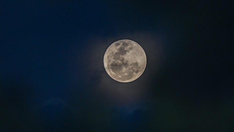 Fenomena bulan purnama biru (blue moon) terlihat di langit Jakarta, Minggu (31/5/2026). Bulan purnama biru adalah bulan purnama kedua dalam satu bulan kalender yang secara astronomi diperkirakan akan terjadi pada periode satu hingga tiga tahun sekali dan diperkirakan akan terjadi lagi pada 31 Desember 2028. ANTARA FOTO/Muhammad Adimaja/foc.