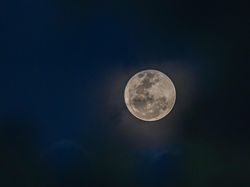 Fenomena Blue Moon Menerangi Langit Malam Jakarta