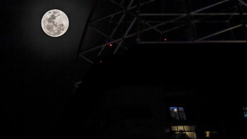 Fenomena bulan purnama biru (Blue Moon) terlihat di langit Jakarta, Minggu (31/5/2026). Peristiwa astronomi tersebut terjadi ketika bulan purnama muncul untuk kedua kalinya dalam satu bulan kalender. Foto: ANTARA FOTO/Muhammad Adimaja