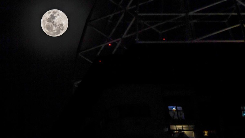 Fenomena bulan purnama biru (blue moon) terlihat di langit Jakarta, Minggu (31/5/2026). Bulan purnama biru adalah bulan purnama kedua dalam satu bulan kalender yang secara astronomi diperkirakan akan terjadi pada periode satu hingga tiga tahun sekali dan diperkirakan akan terjadi lagi pada 31 Desember 2028. ANTARA FOTO/Muhammad Adimaja/foc.