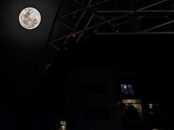 Fenomena Blue Moon Menerangi Langit Malam Jakarta