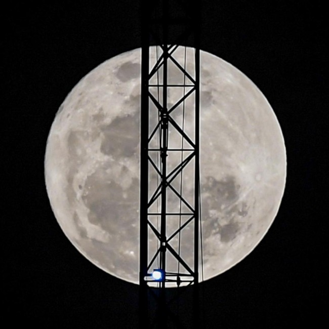 Fenomena Blue Moon Menerangi Langit Malam Jakarta