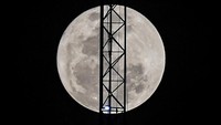 Fenomena Blue Moon Menerangi Langit Malam Jakarta