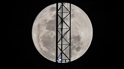 Fenomena Blue Moon Menerangi Langit Malam Jakarta