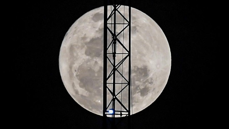Fenomena bulan purnama biru (blue moon) terlihat di langit Jakarta, Minggu (31/5/2026). Bulan purnama biru adalah bulan purnama kedua dalam satu bulan kalender yang secara astronomi diperkirakan akan terjadi pada periode satu hingga tiga tahun sekali dan diperkirakan akan terjadi lagi pada 31 Desember 2028. ANTARA FOTO/Muhammad Adimaja/foc.