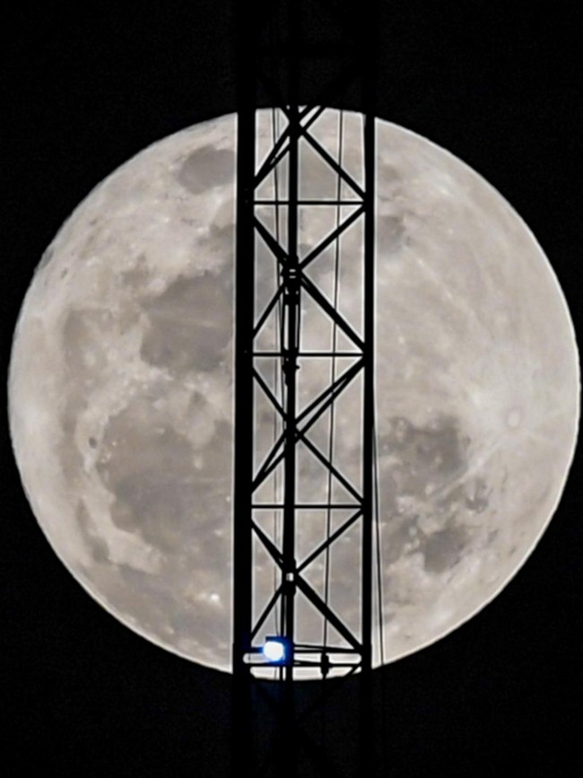 Fenomena Blue Moon Menerangi Langit Malam Jakarta