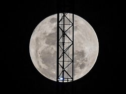 Fenomena Blue Moon Menerangi Langit Malam Jakarta
