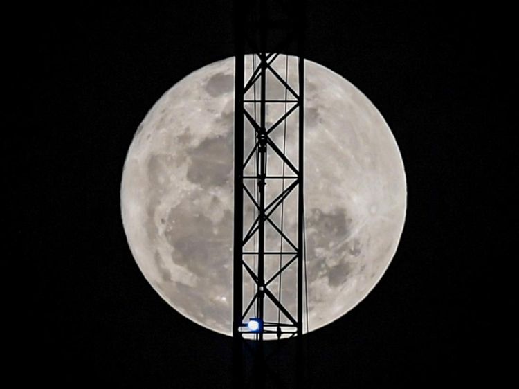 Fenomena Blue Moon Menerangi Langit Malam Jakarta