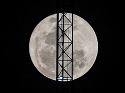 Fenomena Blue Moon Menerangi Langit Malam Jakarta