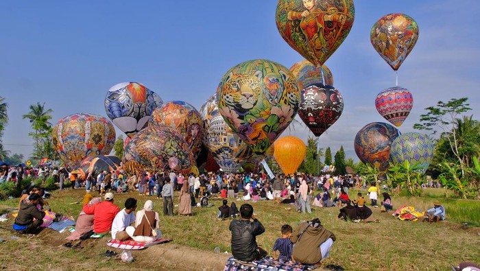 Sejumlah warga menyaksikan penerbangan balon tradisional saat Festival Balon Ngawen di lapangan Candi Ngawen, Muntilan, Magelang, Jawa Tengah, Minggu (31/5/2026). Penerbangan sebanyak 25 balon tradisional di kawasan situs Candi Ngawen tersebut untuk memeriahkan perayaan Hari Raya Tri Suci Waisak 2570 BE/2026. ANTARA FOTO/Anis Efizudin/wsj.