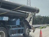 Truk Bawa Pipa Baja Kecelakaan di Jalan Tol, Muatan Berserakan-Dihantam CR-V