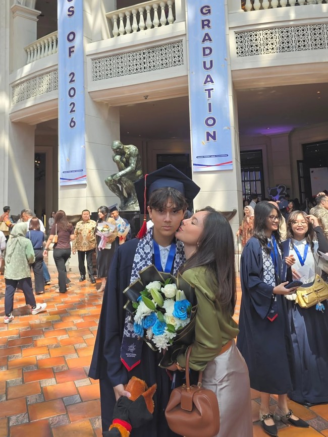 Wulan Guritno baru-baru ini mencuri perhatian saat mendampingi putranya, Jeremiah, yang menyelesaikan pendidikan sekolah dasar. Momen wisuda tersebut terasa hangat karena Wulan terlihat begitu bangga menemani sang putra dihari spesialnya. Wulan tampil formal dalam setelan bernuansa olive. Foto: Dok. Instagram
