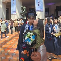 Wulan Guritno baru-baru ini mencuri perhatian saat mendampingi putranya, Jeremiah, yang menyelesaikan pendidikan sekolah dasar. Momen wisuda tersebut terasa hangat karena Wulan terlihat begitu bangga menemani sang putra dihari spesialnya. Wulan tampil formal dalam setelan bernuansa olive. Foto: Dok. Instagram