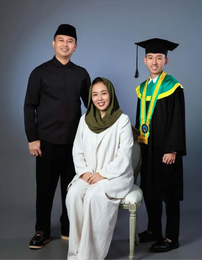 Kesederhanaan Soimah kembali menuai pujian publik ketika mendampingi anak bungsunya wisuda. Artis asal Pati tersebut tampil kompak bersama sang suami dengan mengenakan kemeja putih sederhana namun tetap hangat dipandang.Foto: Dok. Instagram
