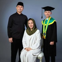 Kesederhanaan Soimah kembali menuai pujian publik ketika mendampingi anak bungsunya wisuda. Artis asal Pati tersebut tampil kompak bersama sang suami dengan mengenakan kemeja putih sederhana namun tetap hangat dipandang.Foto: Dok. Instagram