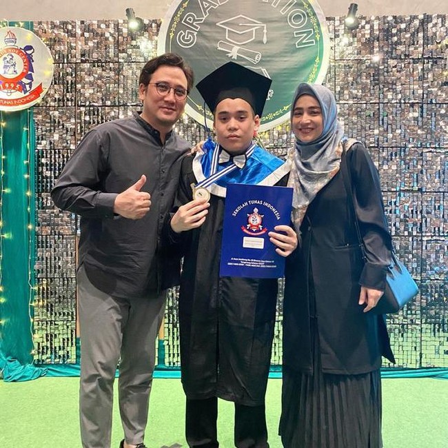 Cindy Fatikasari membagikan momen emosional ketika putranya, Omar, berhasil menyelesaikan pendidikan SMA kesetaraan paket C. Cindy merasa sangat terharu karena Omar yang merupakan anak berkebutuhan khusus mampu mencapai titik tersebut.Foto: Dok. Instagram