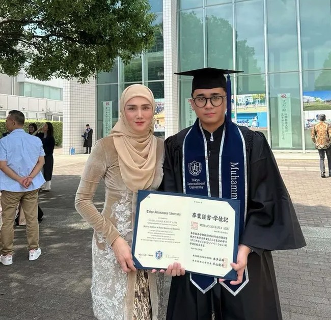 Mulan Jameela ikut hadir mendampingi Rafli yang wisuda S1 dari Tokyo International University pada 2025 lalu. Ia tampil formal dalam balutan dress bernuansa buttercream.Foto: Dok. Instagram