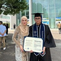 Mulan Jameela ikut hadir mendampingi Rafli yang wisuda S1 dari Tokyo International University pada 2025 lalu. Ia tampil formal dalam balutan dress bernuansa buttercream.Foto: Dok. Instagram