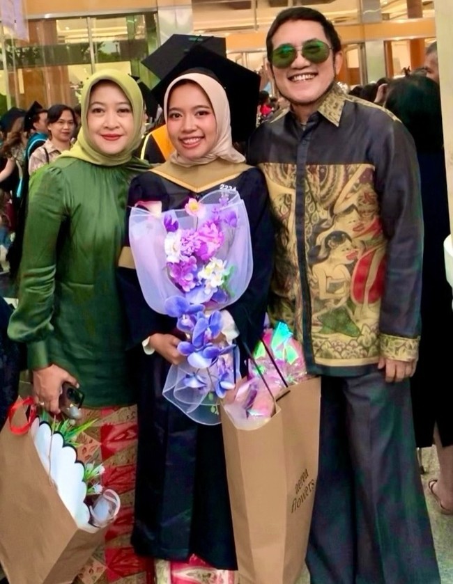 Penyanyi Yana Julio mengungkap rasa bangganya ketika sang putri, Khalisa, berhasil lulus kuliah dengan IPK tinggi mencapai 3,98. Ia pun membagikan momen wisuda tersebut dengan penuh rasa syukur dan kebahagiaan.Foto: Dok. Instagram