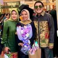 Penyanyi Yana Julio mengungkap rasa bangganya ketika sang putri, Khalisa, berhasil lulus kuliah dengan IPK tinggi mencapai 3,98. Ia pun membagikan momen wisuda tersebut dengan penuh rasa syukur dan kebahagiaan.Foto: Dok. Instagram