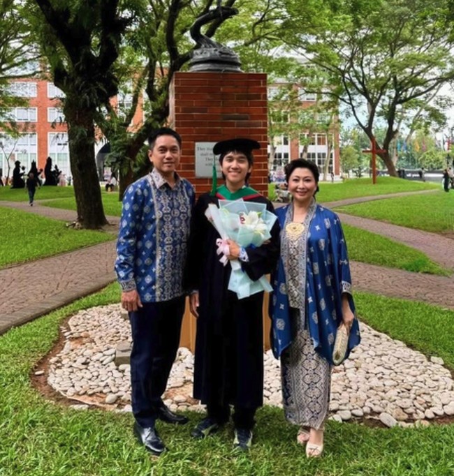 Indy Barends tampil anggun mengenakan kebaya batik modern saat mendampingi putra sulungnya, Rafael Benaya Sarmanella, menjalani wisuda sarjana. Penampilannya yang kompak bersama sang suami sukses mencuri perhatian.Foto: Dok. Instagram