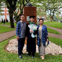 Indy Barends tampil anggun mengenakan kebaya batik modern saat mendampingi putra sulungnya, Rafael Benaya Sarmanella, menjalani wisuda sarjana. Penampilannya yang kompak bersama sang suami sukses mencuri perhatian.Foto: Dok. Instagram
