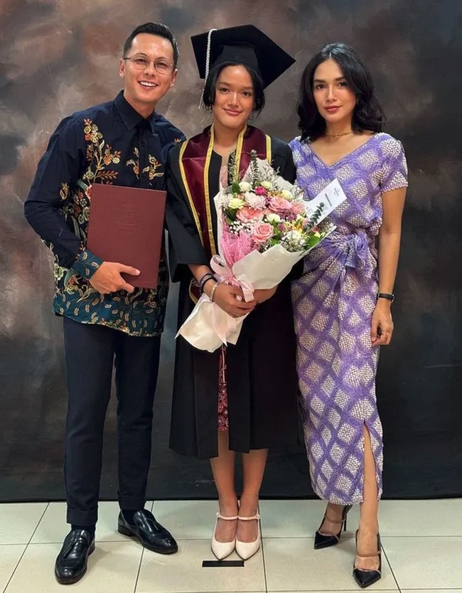 Ussy Sulistiawaty dan Andhika Pratama juga bangga saat menghadiri wisuda putrinya. Seperti ketika putrinya Syafa Azzahra yang menjalani wisuda SMA.Foto: Dok. Instagram