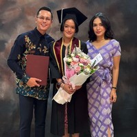 Ussy Sulistiawaty dan Andhika Pratama juga bangga saat menghadiri wisuda putrinya. Seperti ketika putrinya Syafa Azzahra yang menjalani wisuda SMA.Foto: Dok. Instagram