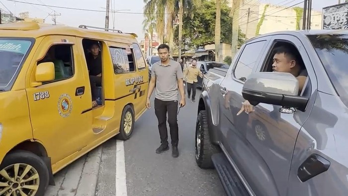 Gubsu Bobby tegur sopir angkot yang putar balik sembarangan di Medan. (Dok Istimewa)