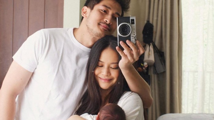 Hanggini melahirkan anak pertama.