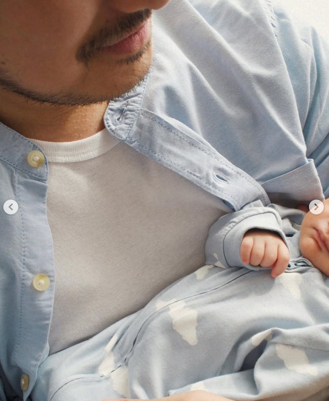 Bayi berjenis kelamin laki-laki itu diberi nama Kian Badani Haneldra. Dalam beberapa foto yang dibagikan hanya terlihat sebagian kecil wajah sang bayi yang dipublikasikan. Foto: Instagram/@hanggini