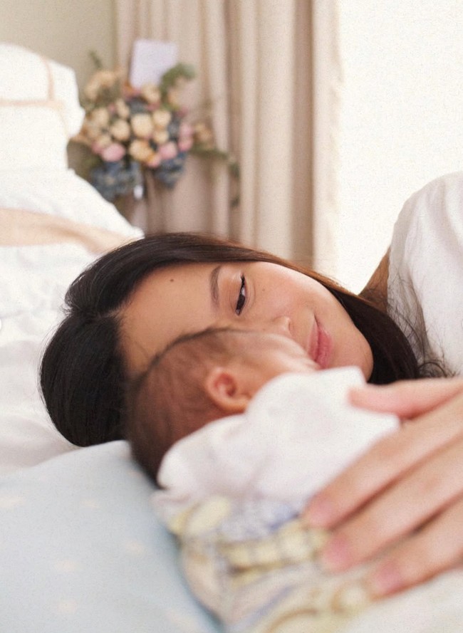 Tengah berbahagia dengan peran barunya sebagai ibu, Hanggini tampak memamerkan momen dirinya momong sang anak.  Foto: Instagram/@hanggini