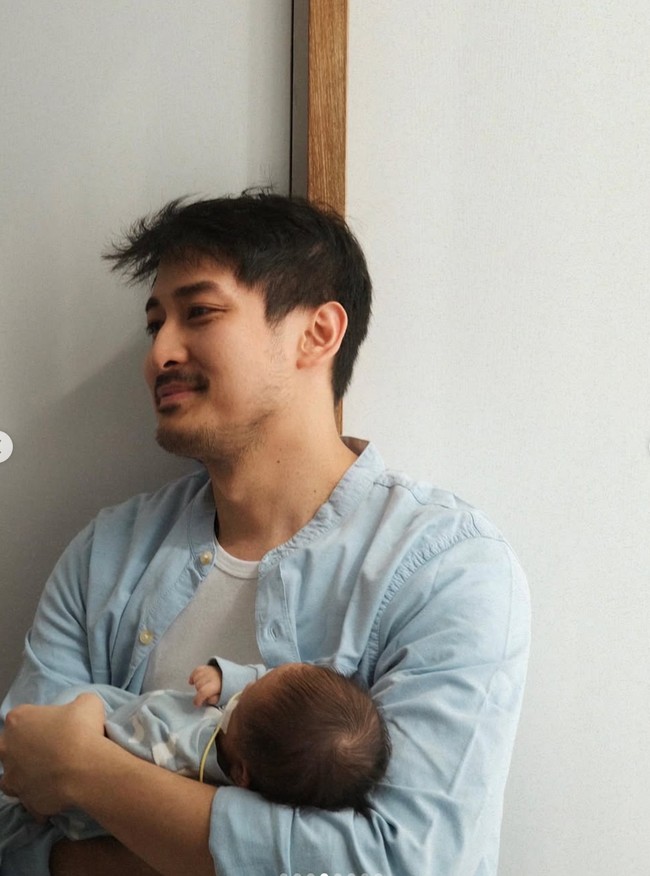 Tak ketinggalan, Luthfi Aulia juga memamerkan momen dirinya bersama sang bayi. Jadi ayah baru, Luthfi tampak sudah mulai mahir menggendong putranya. Foto: Instagram/@hanggini