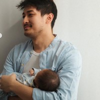 Tak ketinggalan, Luthfi Aulia juga memamerkan momen dirinya bersama sang bayi. Jadi ayah baru, Luthfi tampak sudah mulai mahir menggendong putranya. Foto: Instagram/@hanggini