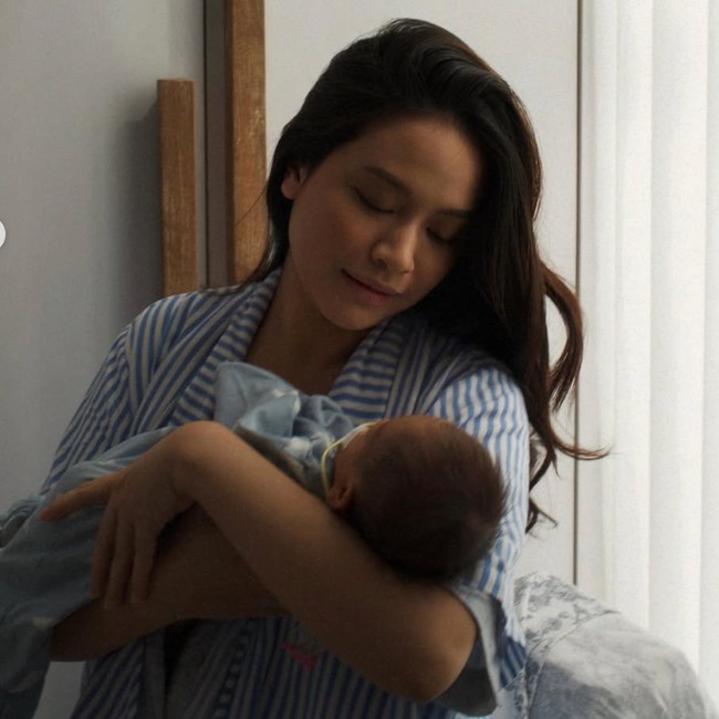 Potret Hanggini Tetap Tampil Fresh Usai Melahirkan, Pamer saat Momong Anak